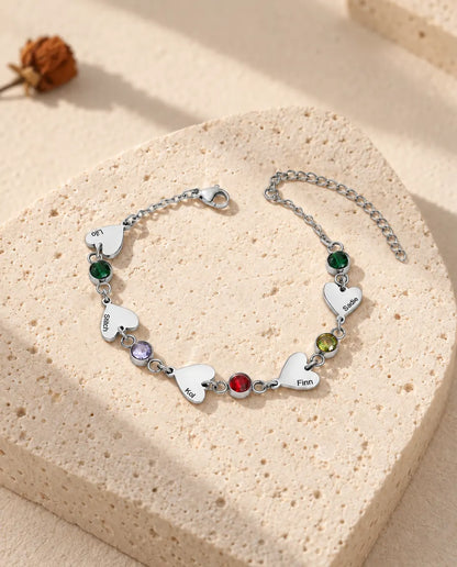 Bracelet cinq prénoms avec cinq cœurs gravés et cinq pierres de naissance