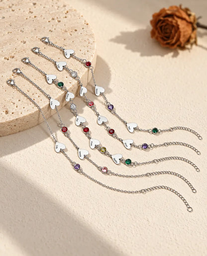 Six bracelets cœurs prénoms côte à côte, avec un nombre différent de cœurs et de pierres de naissance