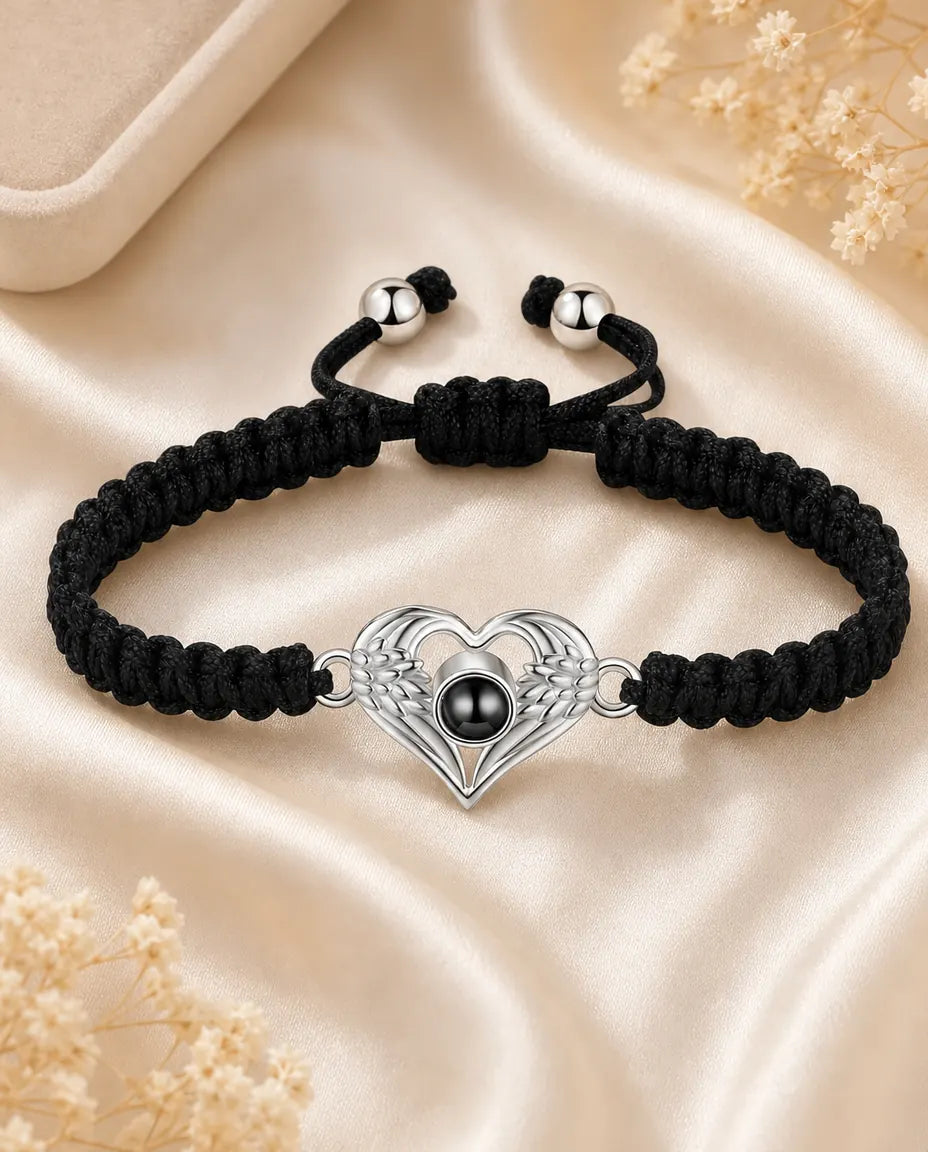 Bracelet Projection Photo Cœur Ailes d'Ange, Cordon Noir Tressé Réglable, Bijou Souvenir Personnalisé en Argent