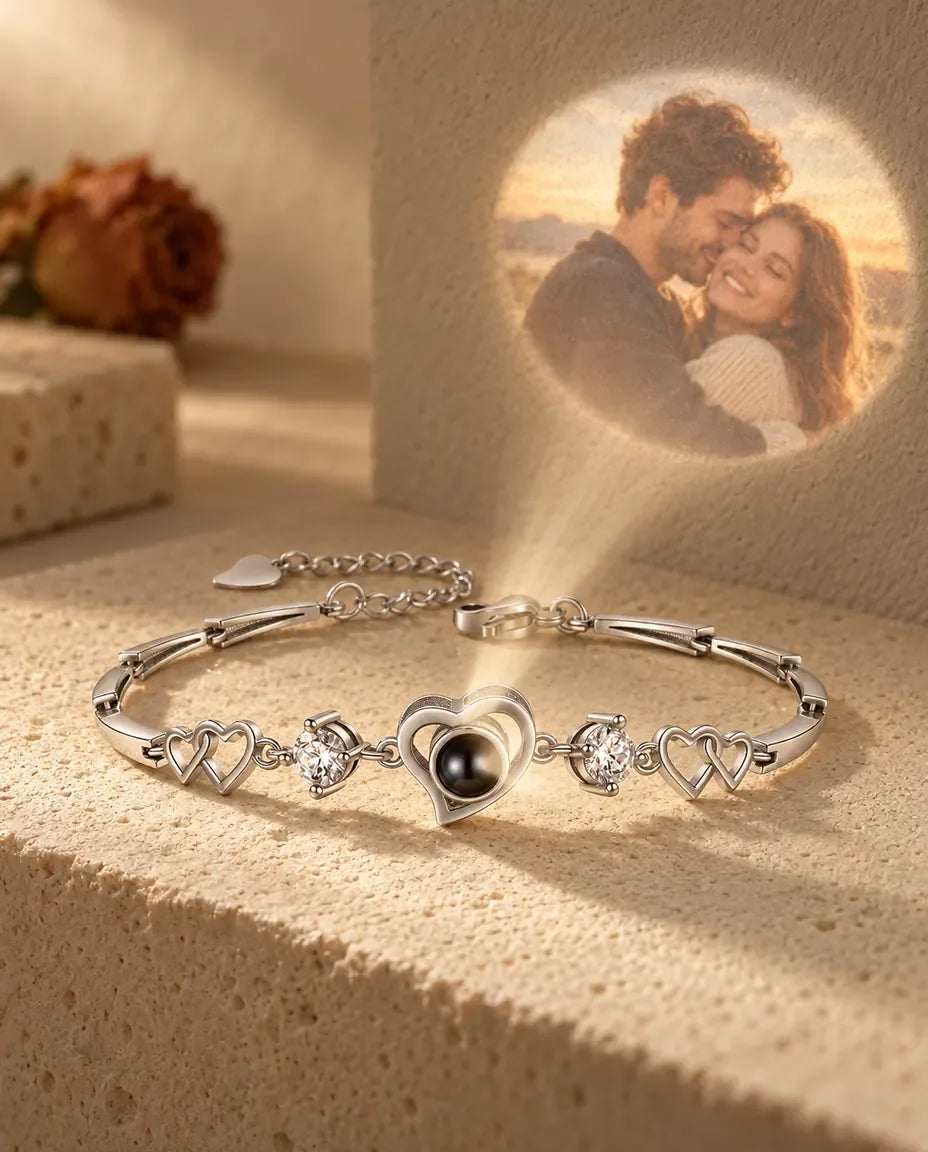 Bracelet Photo Cœurs Entrelacés - projette la photo cachée sur un mur
