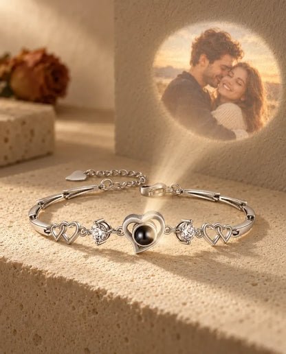 Bracelet Photo Cœurs Entrelacés - projette la photo cachée sur un mur