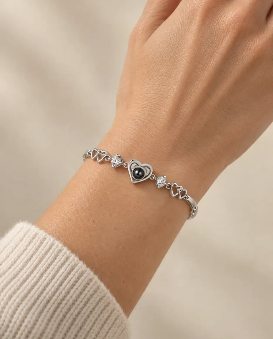 Bracelet Photo Cœurs Entrelacés - porté par un mannequin