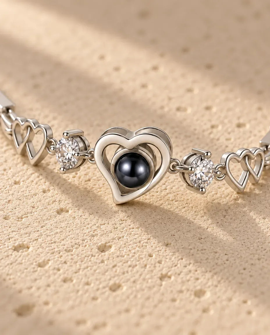 Bracelet Photo Cœurs Entrelacés - gros plan du pendentif de projection