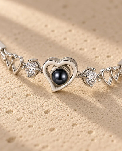 Bracelet Photo Cœurs Entrelacés - gros plan du pendentif de projection