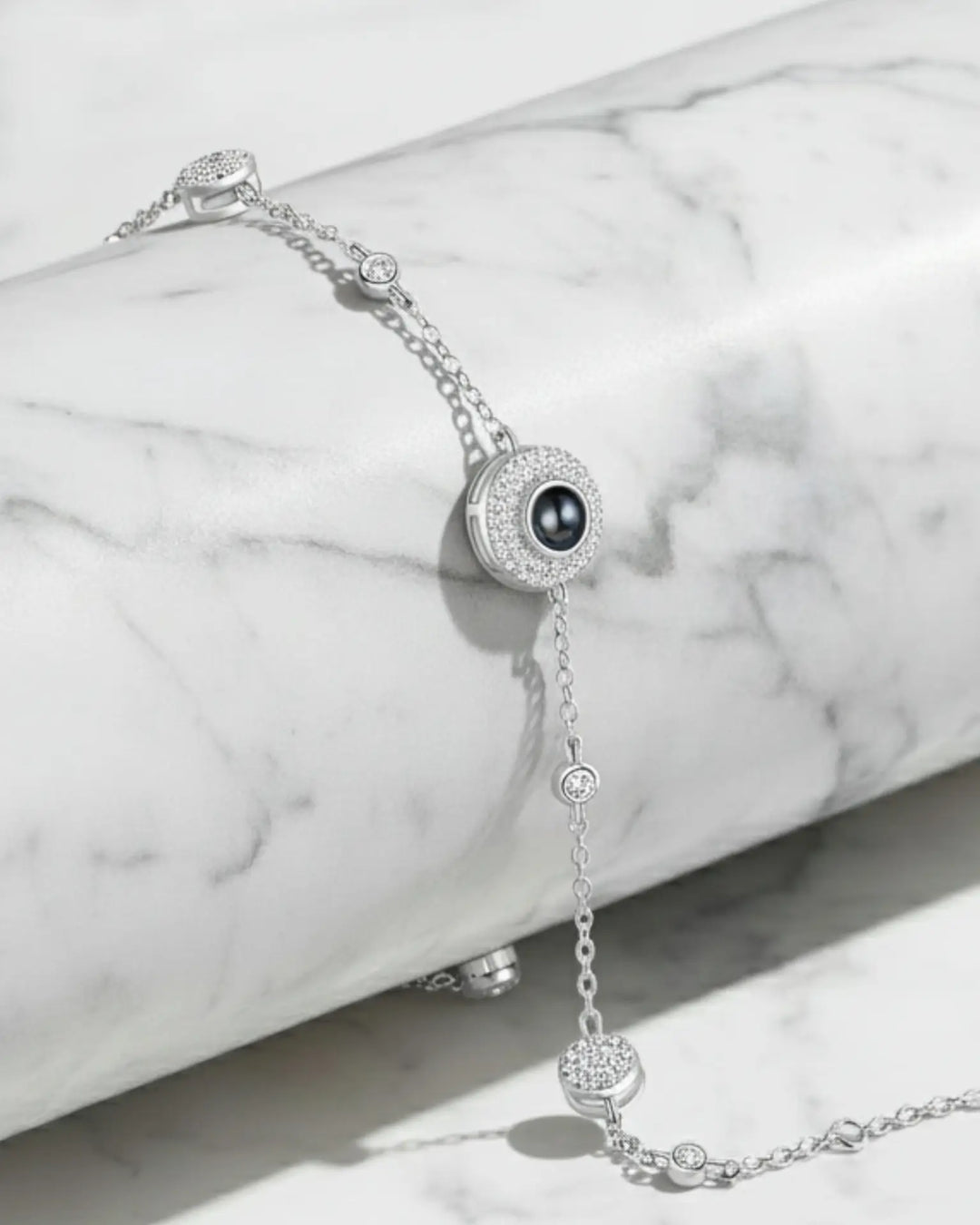 Bracelet Photo – Chaîne Fine avec Diamants Simulés et Halo Projection, Image Cachée Personnalisée, Cadeau pour Elle