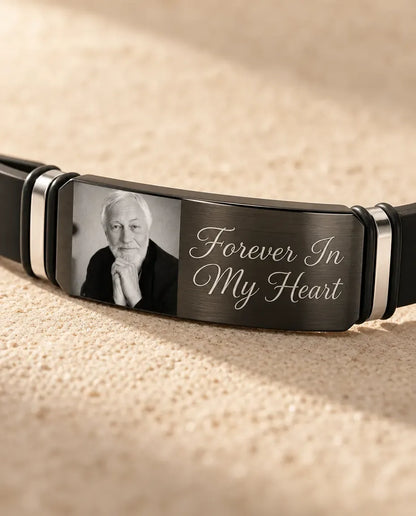 Bracelet Photo Homme - gros plan de la plaque d’identité photo gravée