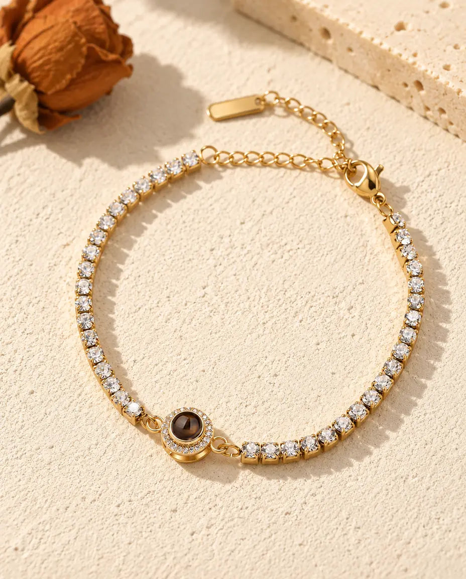 Vue de dessus du bracelet tennis doré à halo avec sa chaînette d'extension
