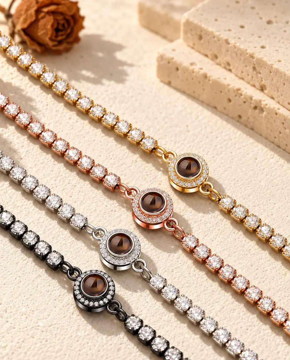 Quatre bracelets tennis à halo, doré, couleur or rose, argenté et noir, côte à côte