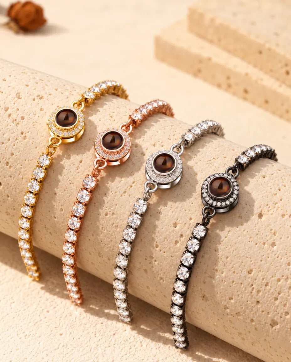 Quatre bracelets tennis photo projection sur un bloc de travertin, un dans chaque couleur