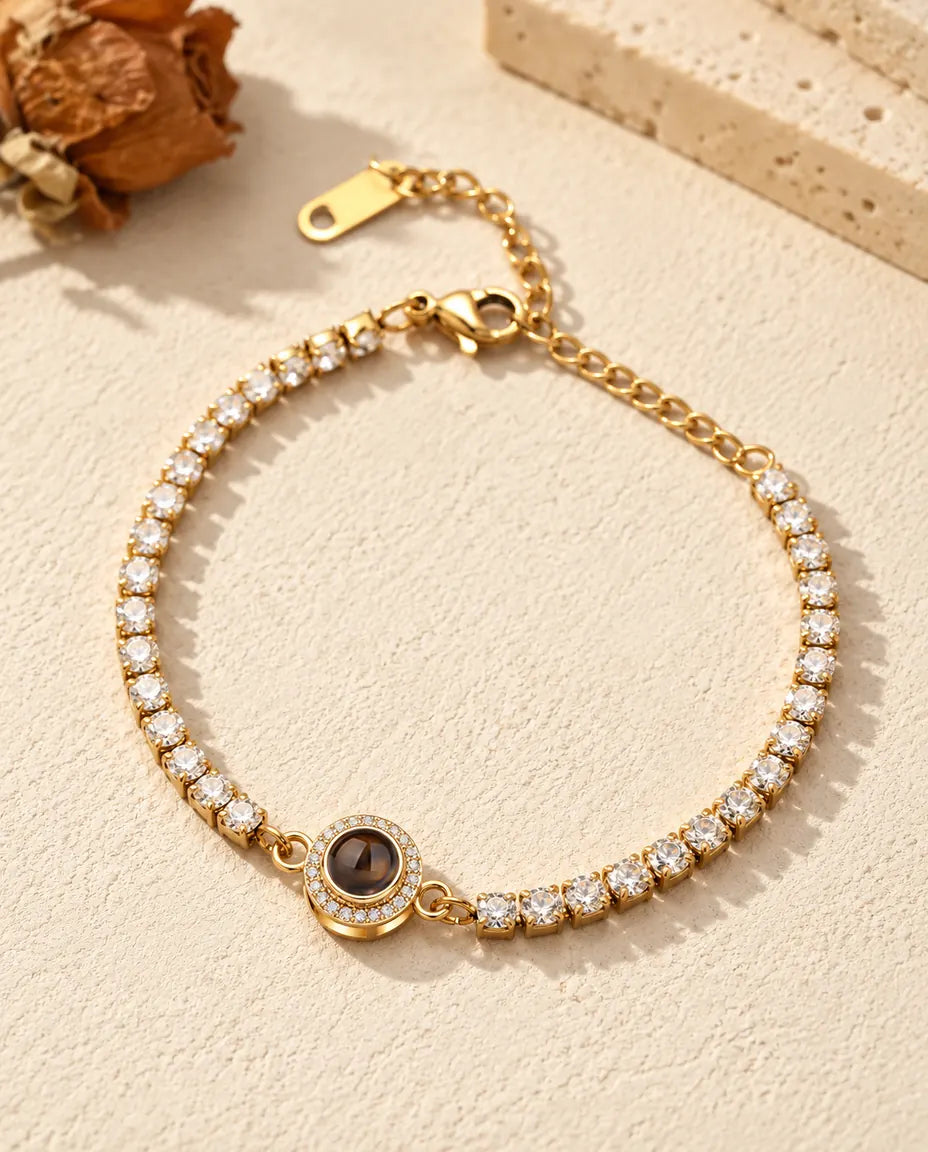 Bracelet tennis doré à breloque halo et rangée continue de zircons