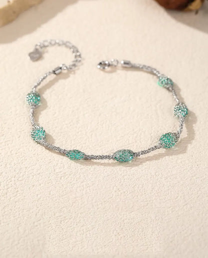 Bracelet Zircons en Cage en Argent 925 - posé à plat sur une surface claire texturée, avec fermoir et chaînette d’extension