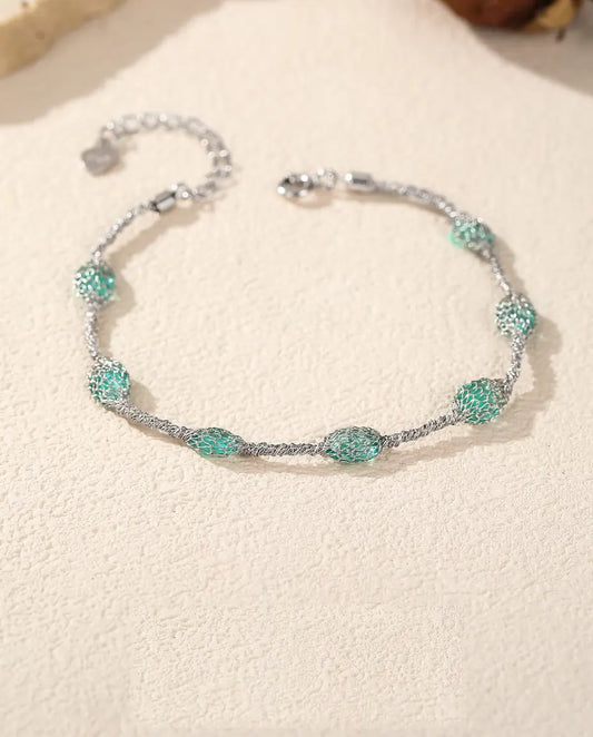 Bracelet Zircons en Cage en Argent 925 - posé à plat sur une surface claire texturée, avec fermoir et chaînette d’extension