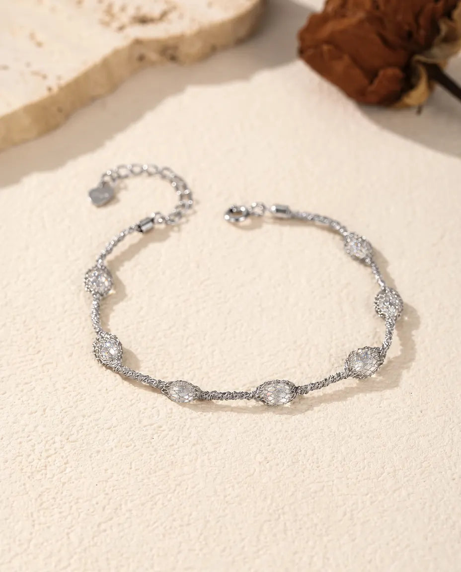 Bracelet Zircons en Cage en Argent 925 - version zircons blancs, posé à plat sur une surface claire