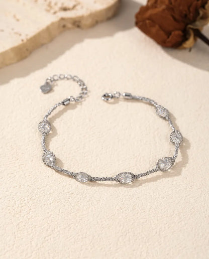 Bracelet Zircons en Cage en Argent 925 - version zircons blancs, posé à plat sur une surface claire