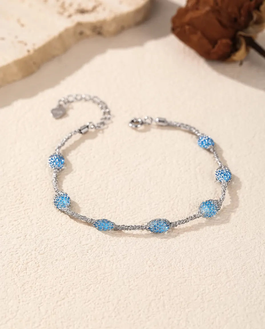 Bracelet Zircons en Cage en Argent 925 - version zircons bleus, posé à plat sur une surface claire