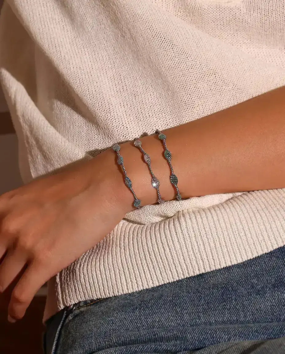 Bracelet Zircons en Cage en Argent 925 - porté au poignet, gros plan