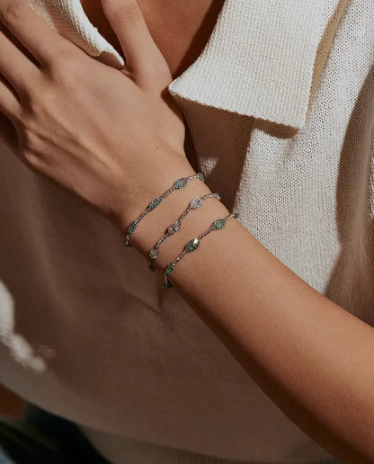 Bracelet Zircons en Cage en Argent 925 - porté au poignet, main posée sur le col