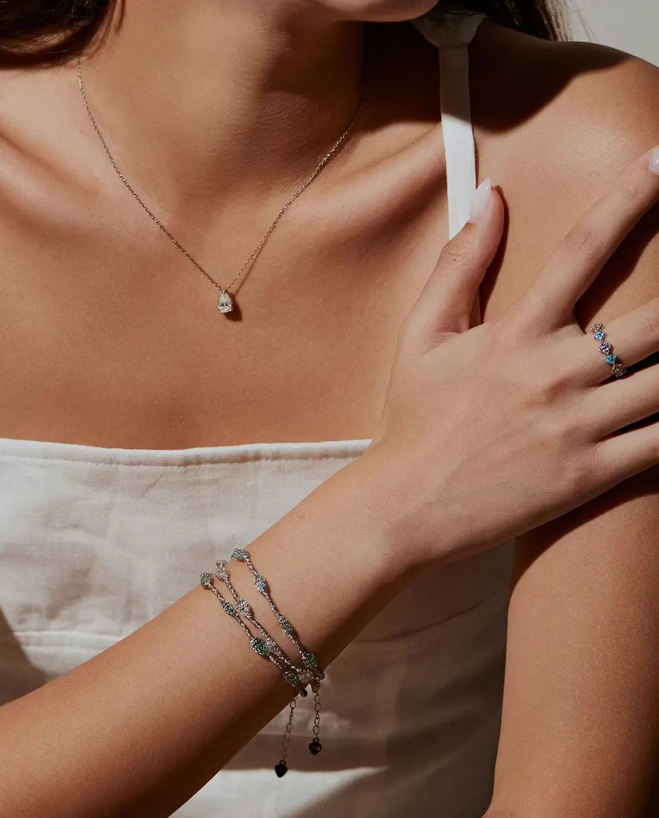Bracelet Zircons en Cage en Argent 925 - porté au poignet avec un collier et une bague