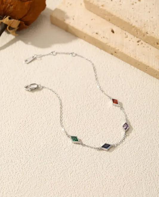 Bracelet zircons multicolores en argent 925 – cinq pierres losange rouge, vert, violet et bleu sur chaîne fine
