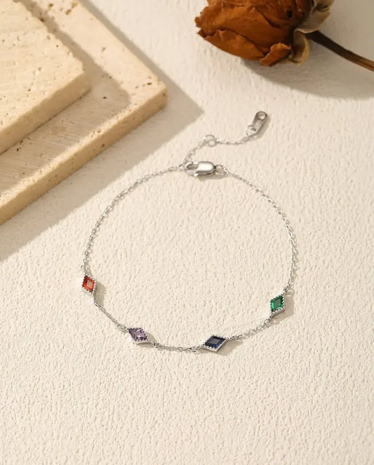 Bracelet zircons multicolores en argent 925 – cinq pierres losange rouge, vert, violet et bleu sur chaîne fine
