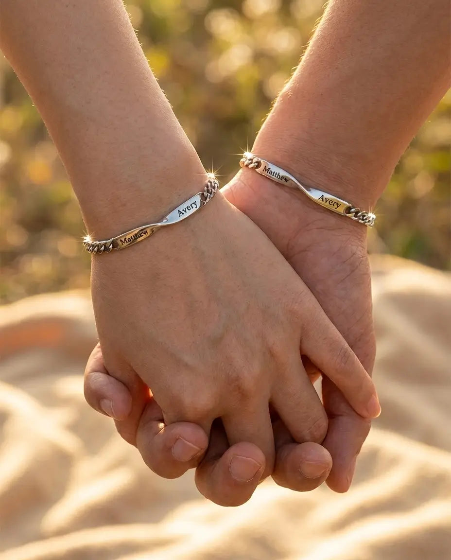 Bracelets Couple – Set Assorti Barre Infini Torsadée en Acier Inoxydable, Deux Prénoms Gravés, Cadeau d'Anniversaire