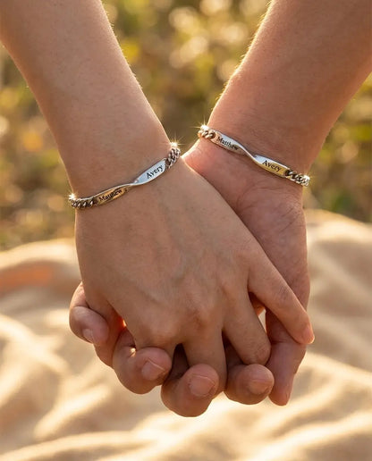 Bracelets Couple – Set Assorti Barre Infini Torsadée en Acier Inoxydable, Deux Prénoms Gravés, Cadeau d'Anniversaire