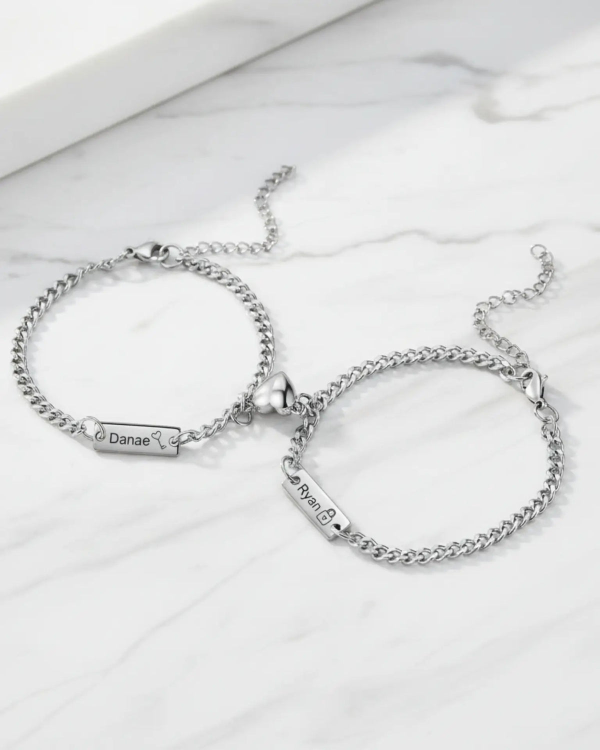 Bracelets Couple – Cadenas et Clé Magnétiques, chaîne gourmette avec plaques gravées, cadeau pour couple, lot de 2