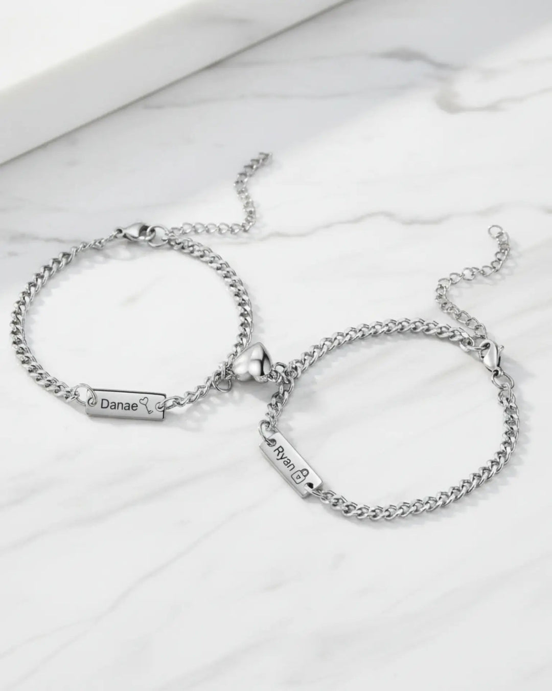 Bracelets Couple – Cadenas et Clé Magnétiques, chaîne gourmette avec plaques gravées, cadeau pour couple, lot de 2