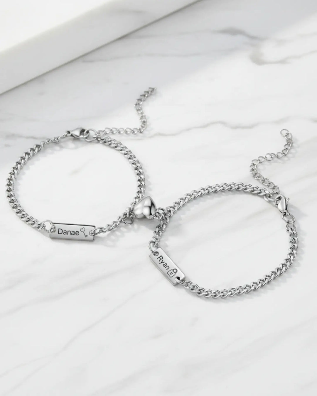 Bracelets Couple – Cadenas et Clé Magnétiques, chaîne gourmette avec plaques gravées, cadeau pour couple, lot de 2