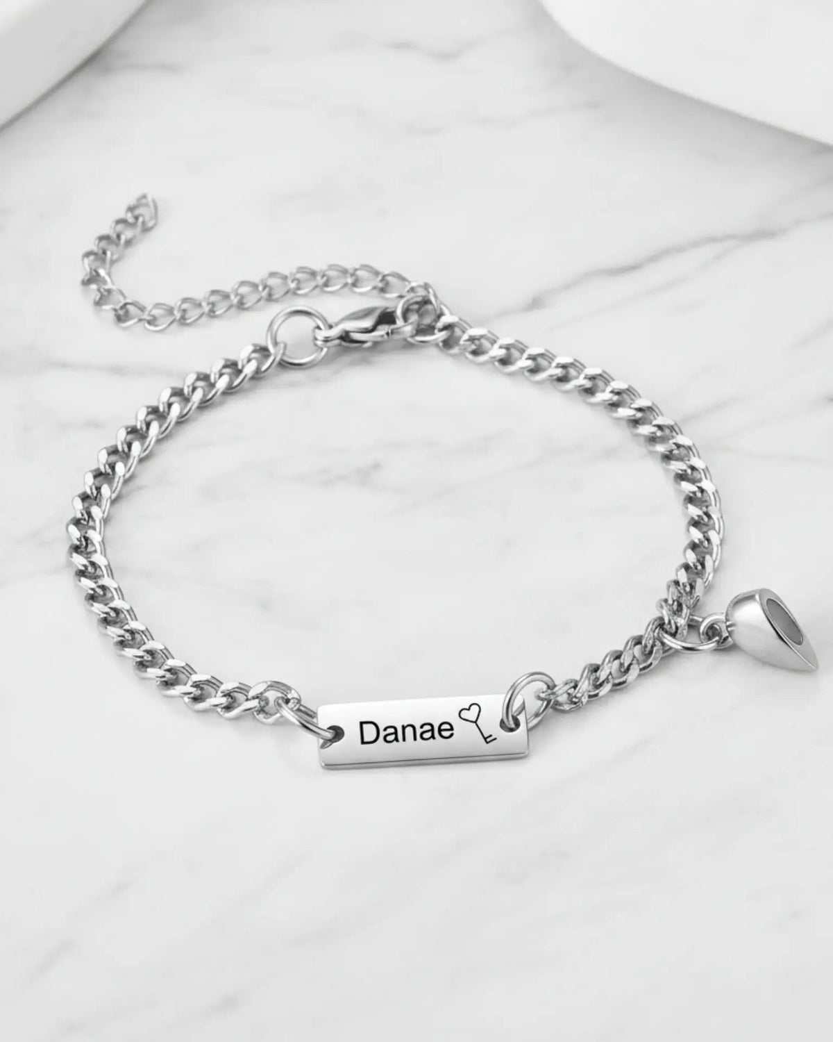 Bracelets Couple – Cadenas et Clé Magnétiques, chaîne gourmette avec plaques gravées, cadeau pour couple, lot de 2