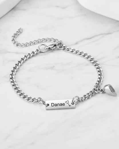 Bracelets Couple – Cadenas et Clé Magnétiques, chaîne gourmette avec plaques gravées, cadeau pour couple, lot de 2