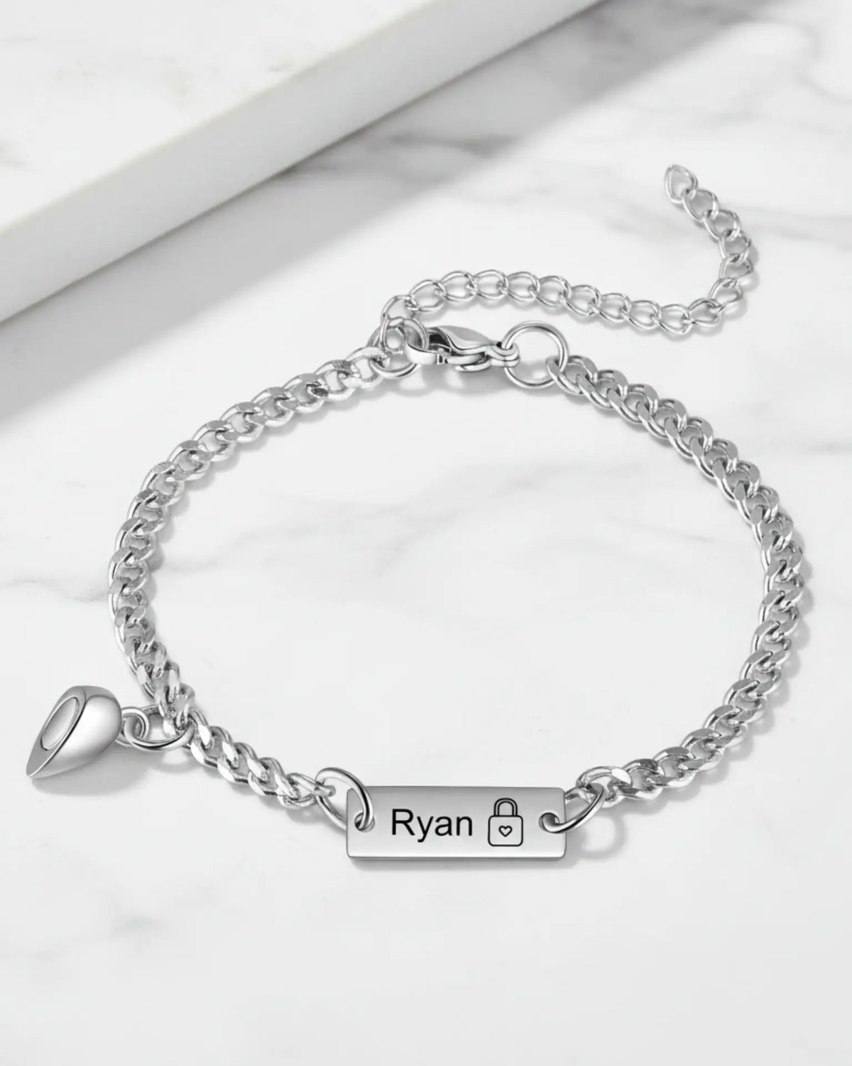 Bracelets Couple – Cadenas et Clé Magnétiques, chaîne gourmette avec plaques gravées, cadeau pour couple, lot de 2