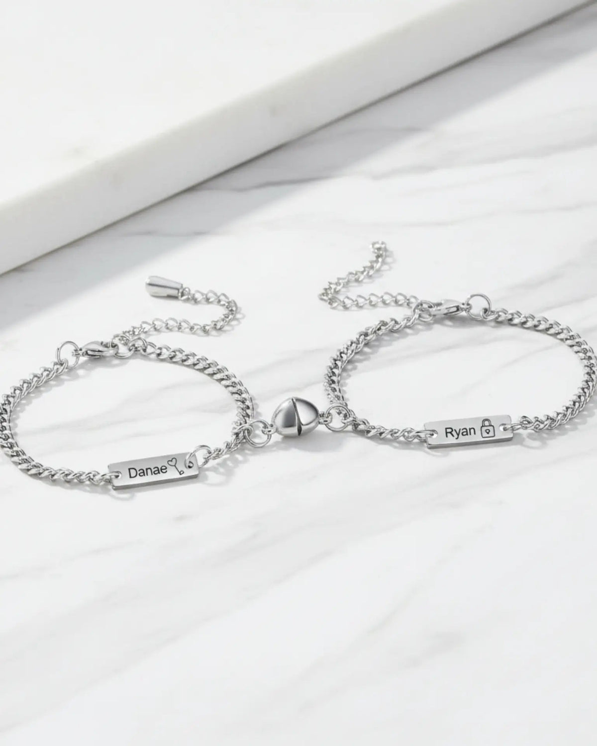 Bracelets Couple – Cadenas et Clé Magnétiques, chaîne gourmette avec plaques gravées, cadeau pour couple, lot de 2