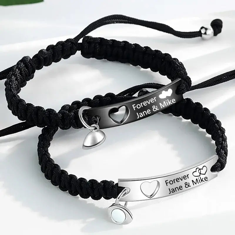 Bracelets Couple – Duo Gravé Noir et Argenté en Acier Inoxydable, Lot de 2, Cadeau d'Anniversaire pour Lui et Elle