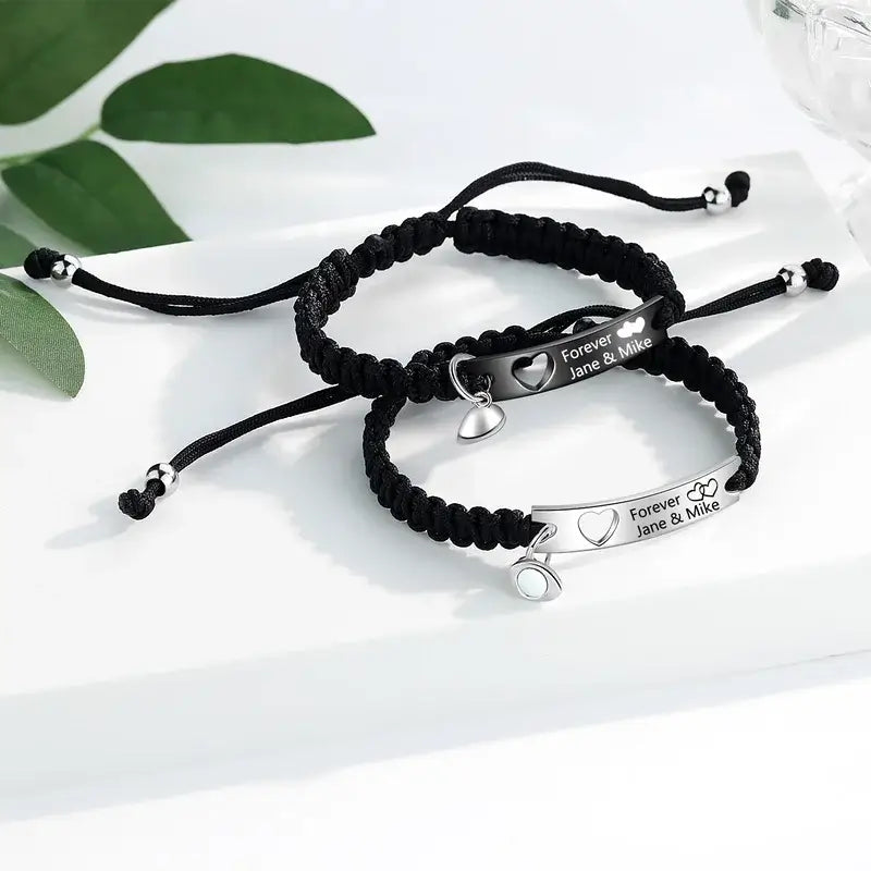 Bracelets Couple – Duo Gravé Noir et Argenté en Acier Inoxydable, Lot de 2, Cadeau d'Anniversaire pour Lui et Elle