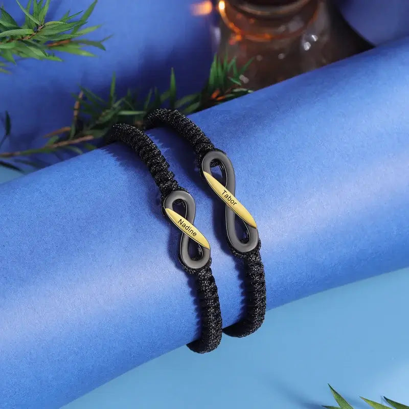 Bracelets Couple – Set de 2 bracelets infini noirs personnalisés avec prénoms, ajustables, cadeau pour Elle et Lui