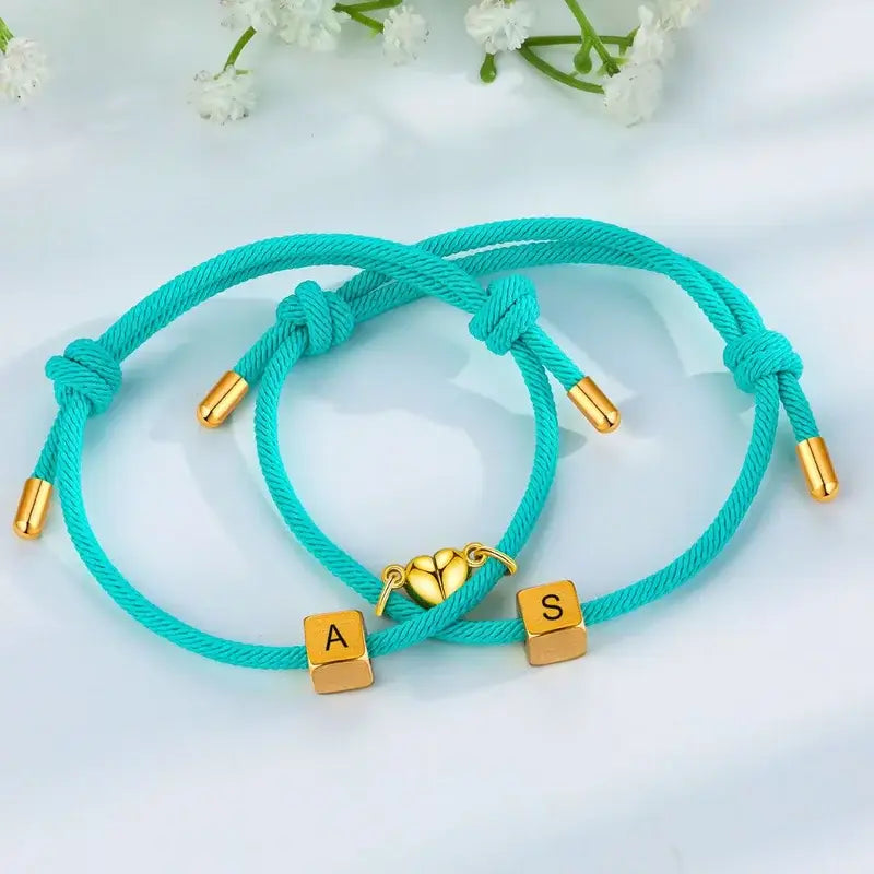 Bracelets Couple – Initiales et Cœurs Aimantés, Acier Inoxydable, 12 Couleurs, Set de 2, Cadeau Anniversaire Personnalisé