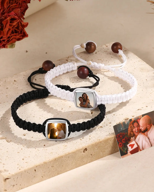 Bracelets de Couple Personnalisés avec Photo – Duo de Bracelets Tressés Noir & Blanc avec Gravure, Cadeau pour Couples