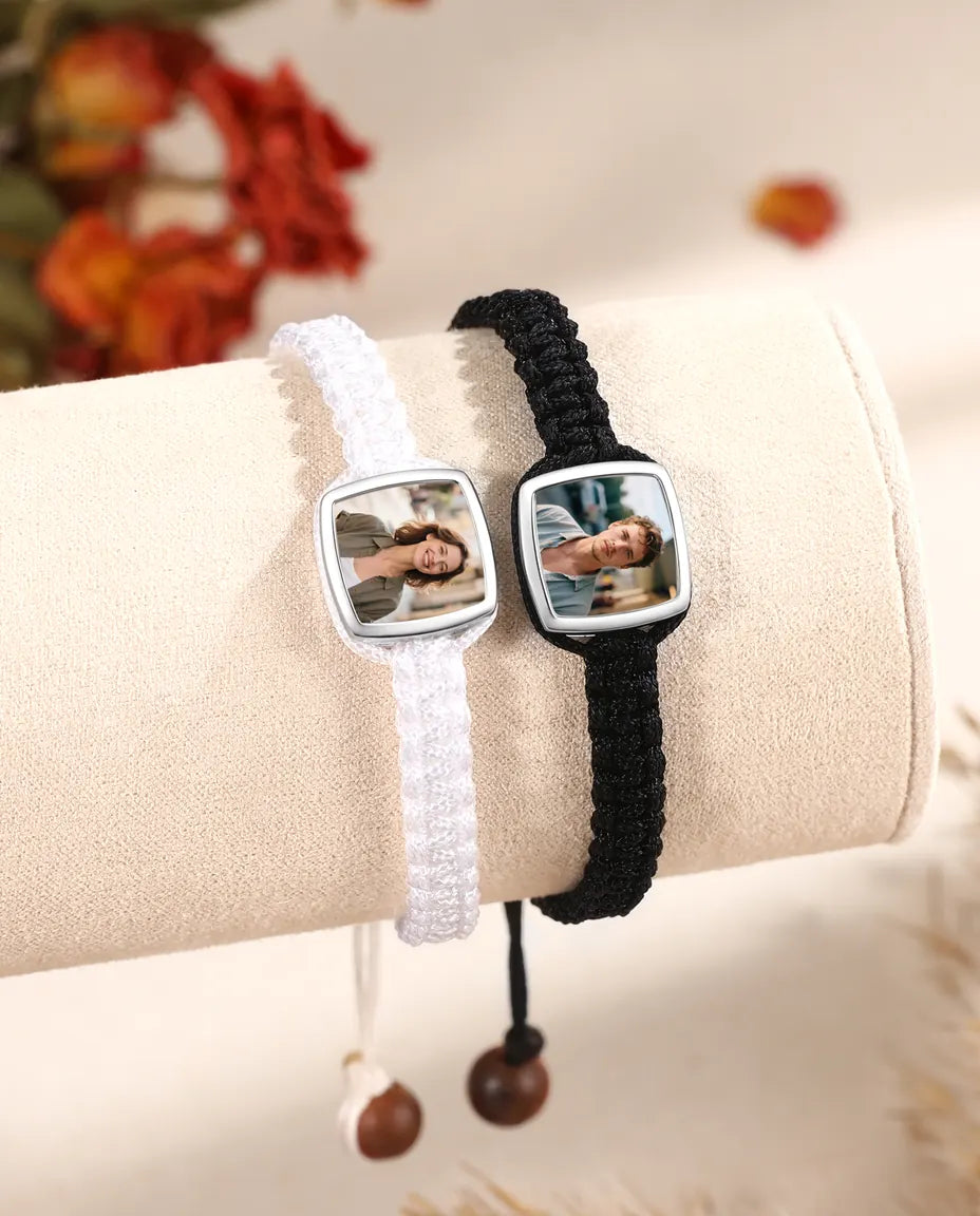 Bracelets de Couple Personnalisés avec Photo – Duo de Bracelets Tressés Noir & Blanc avec Gravure, Cadeau pour Couples