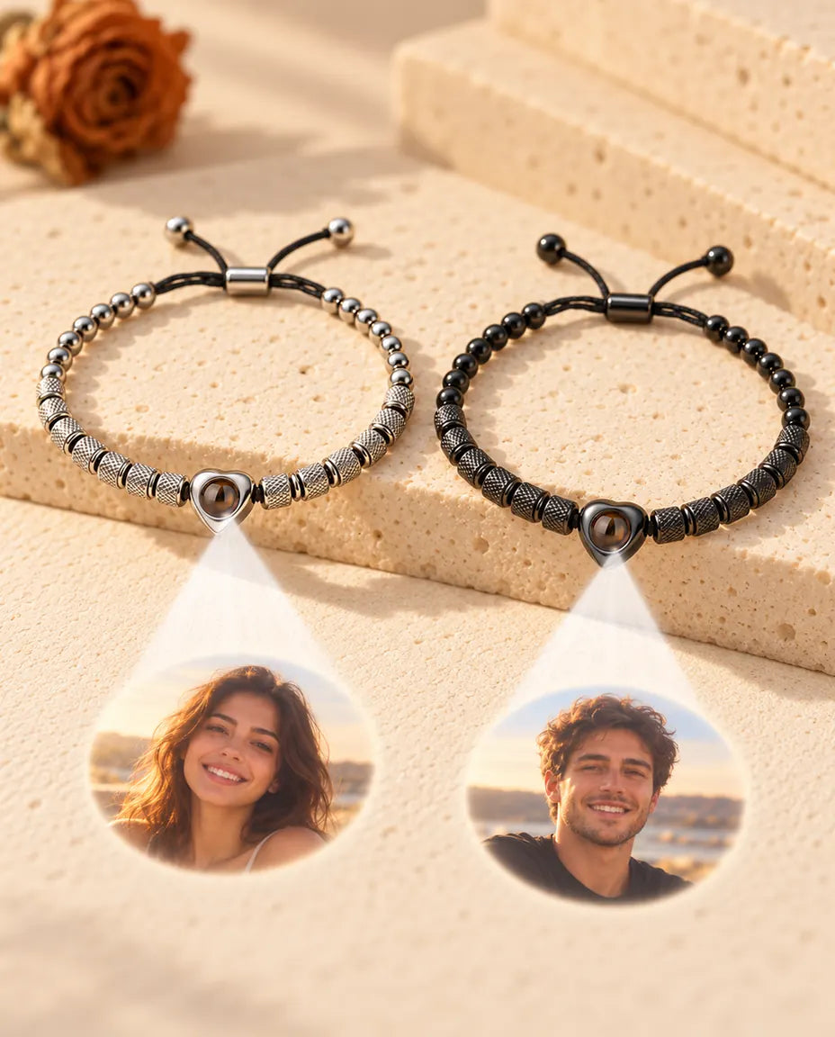 Deux bracelets à perle cœur projettent deux photos rondes, une femme souriante et un homme souriant