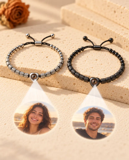 Deux bracelets à perle cœur projettent deux photos rondes, une femme souriante et un homme souriant