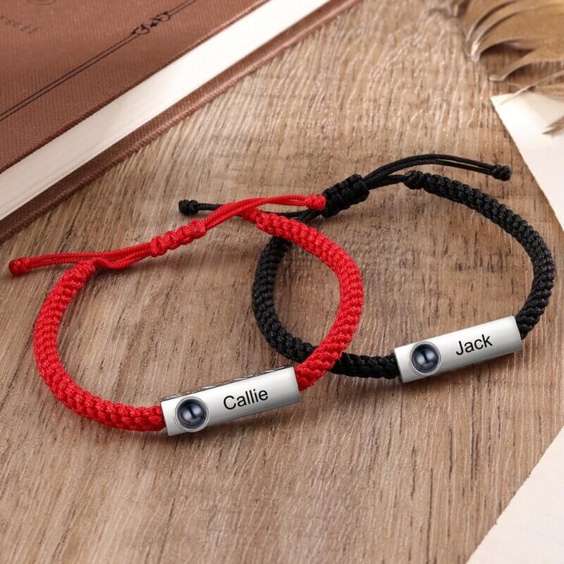 Bracelet Gravé – Duo Projection Photo pour Couple, Barre Gravée Rouge et Noir, Ajustable, Cadeau pour Elle, Anniversaire