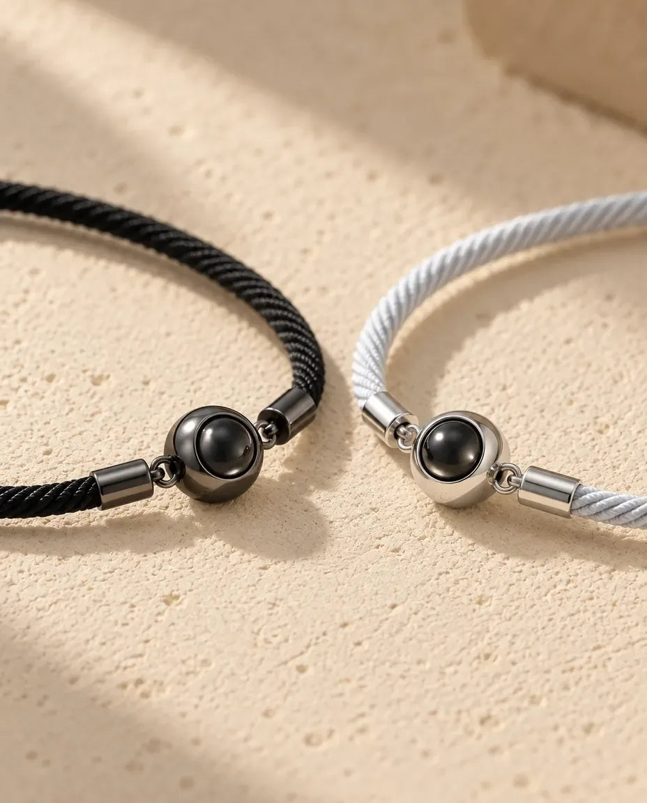 Bracelets Couple - gros plan des deux pendentifs de projection
