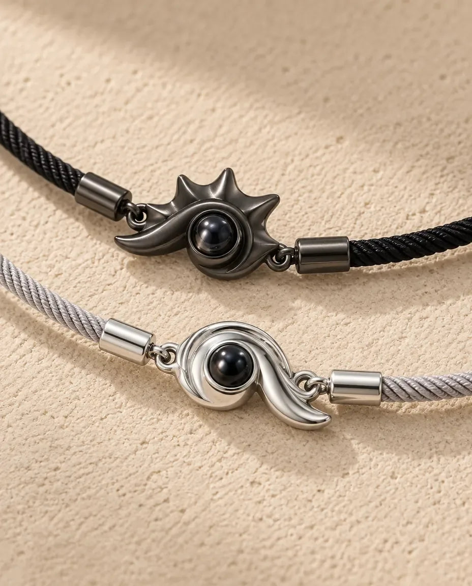Bracelets Couple - gros plan des deux pendentifs de projection