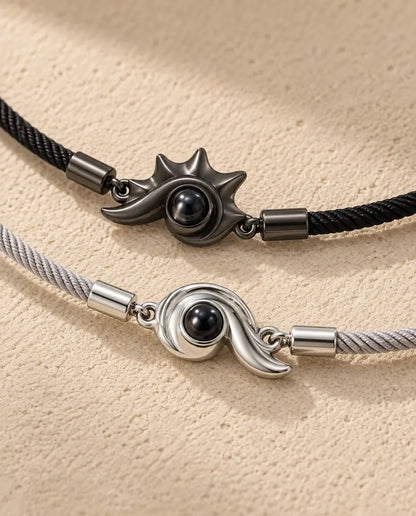 Bracelets Couple - gros plan des deux pendentifs de projection