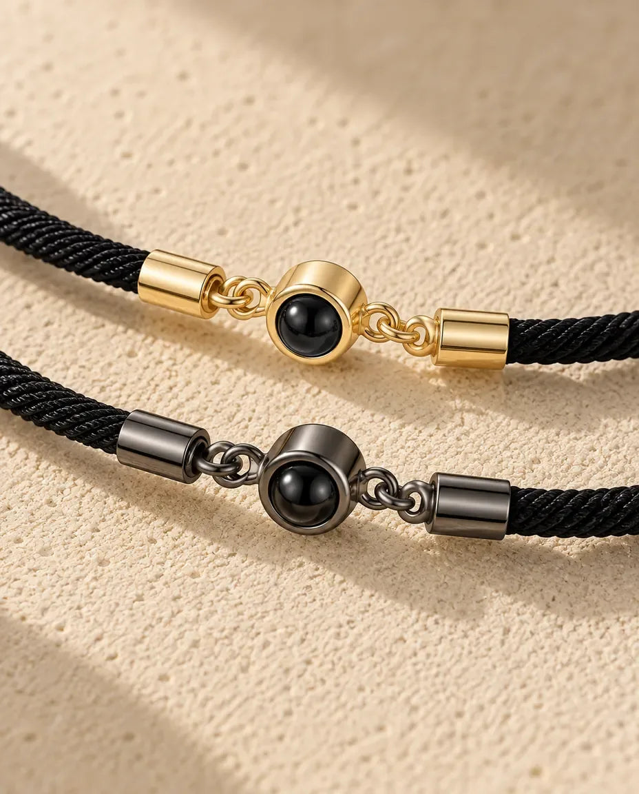 Bracelets Couple - gros plan des deux pendentifs de projection