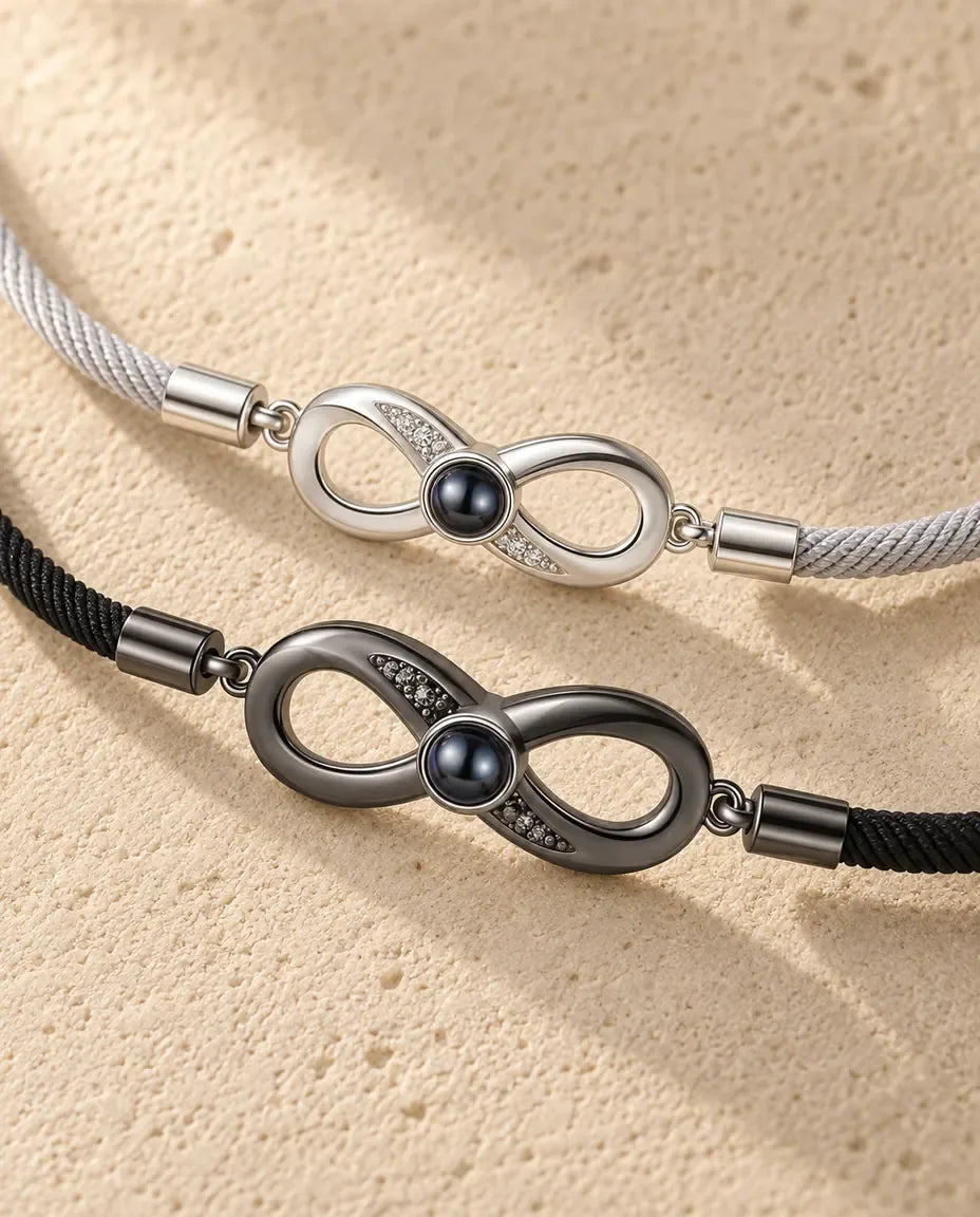 Bracelets Couple - gros plan des deux pendentifs de projection