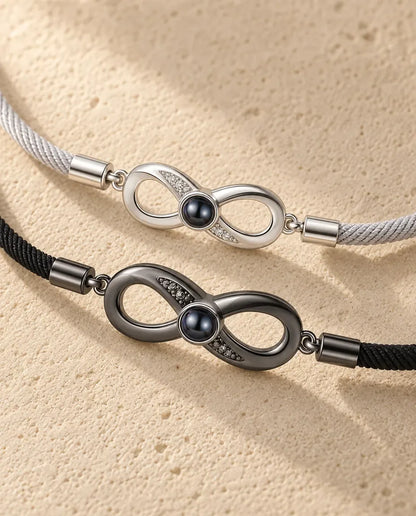 Bracelets Couple - gros plan des deux pendentifs de projection
