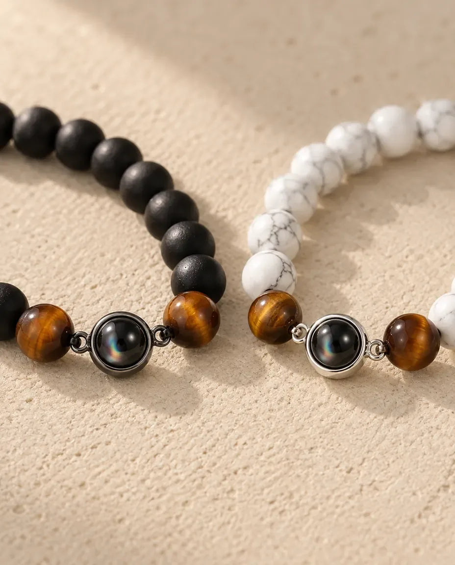 Bracelets Couple - gros plan des deux pendentifs de projection
