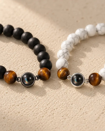 Bracelets Couple - gros plan des deux pendentifs de projection